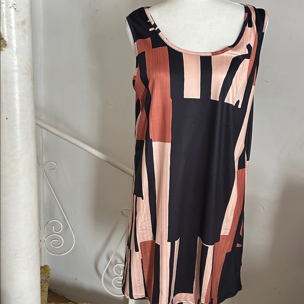 Sleeveless Geometric Print Shift Dress in Black and Rust